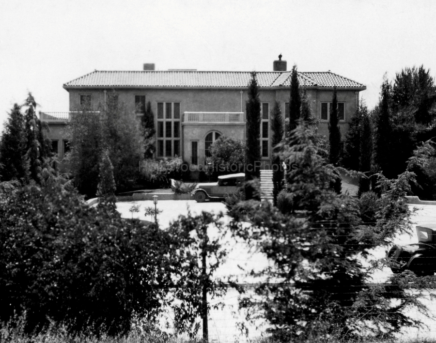 Charlie Chaplin Estate 1926 WM.jpg